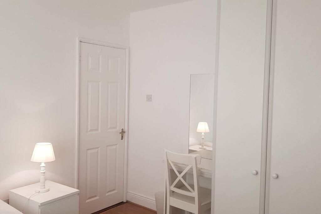 3 Bedroom 3 Bathroom House, Dublin Lucan Exteriör bild